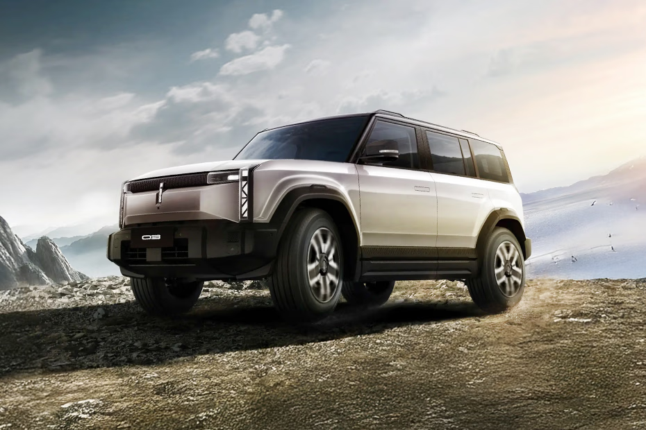 iCAUR 03 SUV on a rocky desert hill